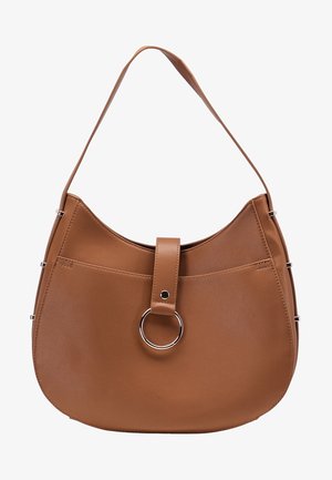 Bruine leren schoudertas met gebogen vorm, voorste riem met zilverkleurige ringdetail en gestikte accenten aan de zijkanten en voorkant.