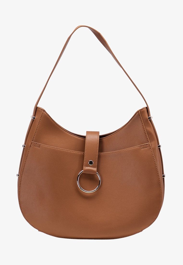 Sac à bandoulière en cuir marron à forme incurvée, avec une lanière avant ornée d'un anneau argenté et des accents cousus sur les côtés et l'avant.