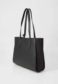 Geantă tote din piele neagră cu o suprafață texturată, partea de sus netedă și panouri laterale din suede. Oferă două mânere lungi și o formă bine definită.