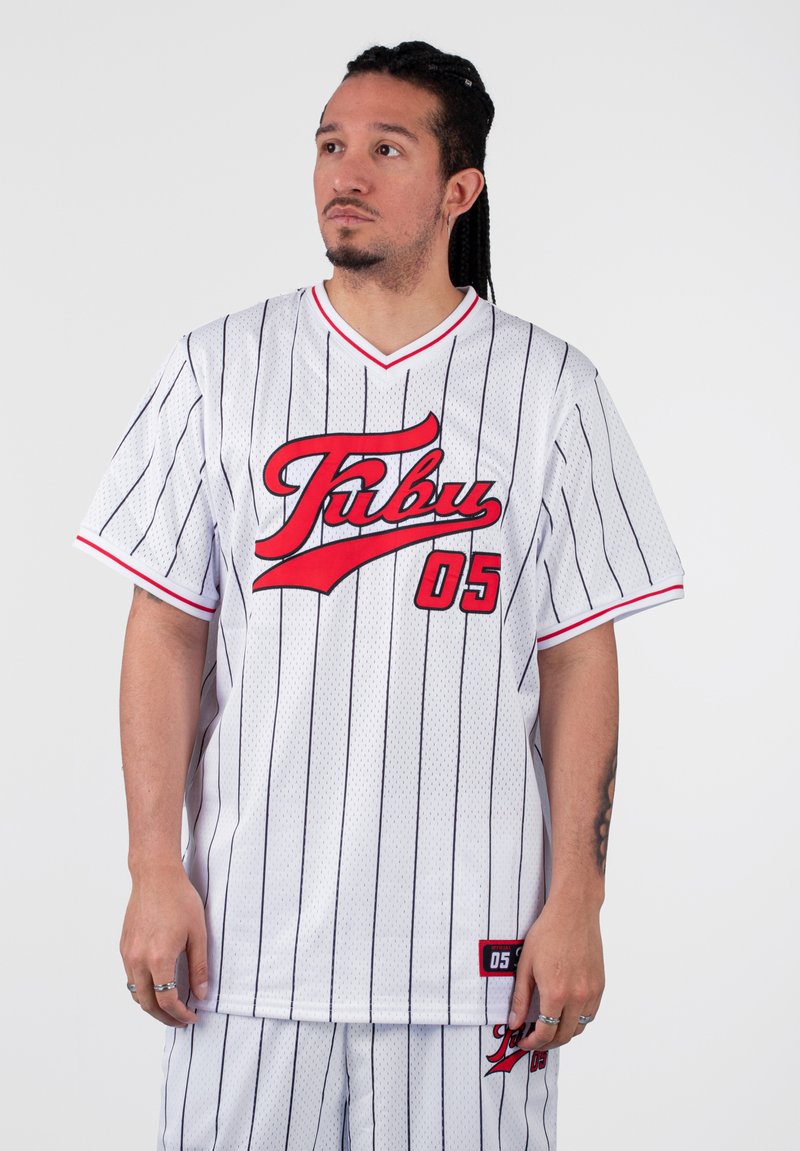 Hvid mesh-jersey med røde striber, v-hals og stort rødt "Fubu 05" logo på brystet. Har et mærke på nederste venstre side.