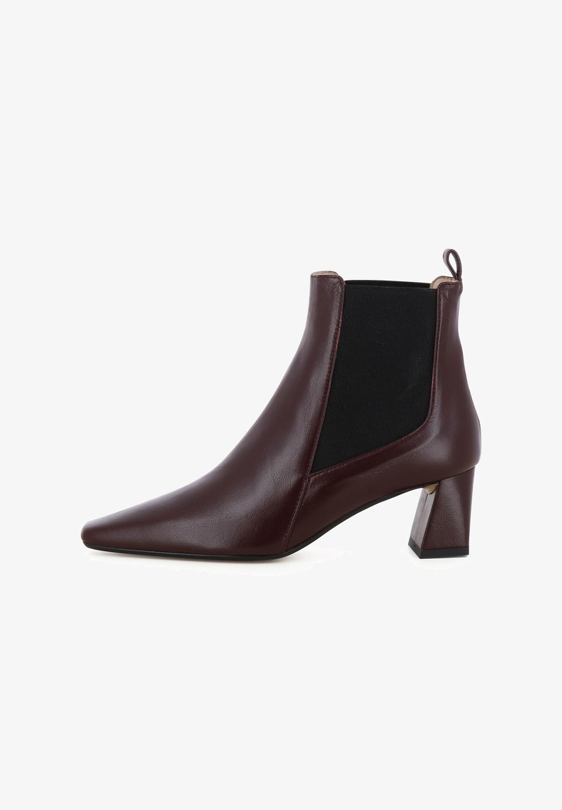 Bottine en cuir bordeaux à bout pointu, panneaux latéraux élastiques et talon bloc géométrique. Texture lisse avec un design épuré.