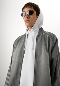 Thumbnail Image 6