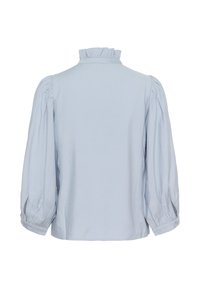 Blouse bleu clair avec un col à volants, des manches bouffantes et une texture lisse. Le dos présente une coupe droite avec des détails de boutons sur les poignets.