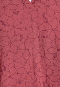 Bordeauxtyg med ett subtilt blommönster som har stora blad och små bär. Slät textur med en lätt glans. V-ringad design.