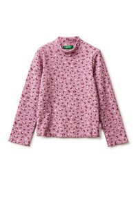 Rosa gerippter Rollkragenpullover mit einem Muster aus kleinen kastanienbraunen und cremefarbenen Punkten, langen Ärmeln und einem Saum, der bis zur Taille reicht.