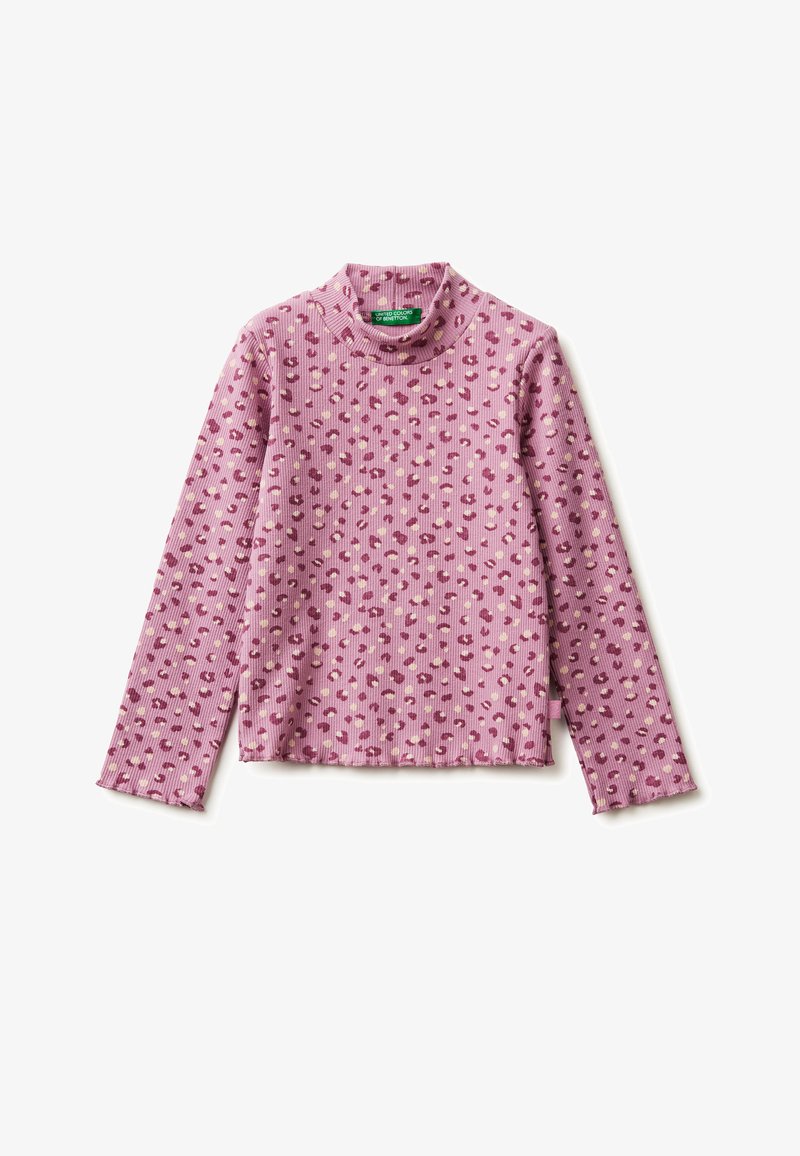 Rosa gerippter Rollkragenpullover mit einem Muster aus kleinen kastanienbraunen und cremefarbenen Punkten, langen Ärmeln und einem Saum, der bis zur Taille reicht.