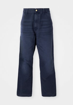 Donkerblauwe denimbroek met een rechte pijp, voorzien van een voorknoopsluiting, riemlussen en zonder zichtbare patronen of accenten.
