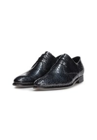 Scarpe in pelle nera con un motivo texturizzato e screpolato e punta affusolata. Presentano lacci e un tacco basso.