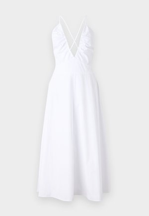 Abito bianco senza maniche con scollatura a V profonda e dettagli incrociati sulla schiena. Silhouette a forma A con una texture liscia e tessuto fluido.