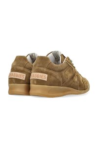 Sneaker in suede marrone con finitura texturizzata, dotate di lacci verdi, suola in gomma leggera e un'etichetta logo rosa sul tallone.