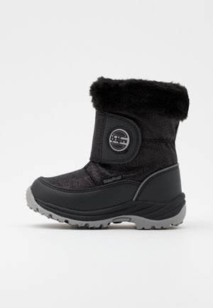 Czarna wodoodporna zimowa botas z futrzanym wykończeniem, okrągłą podeszwą i logo Kickers po boku, zaprojektowana na zimne i wilgotne warunki.