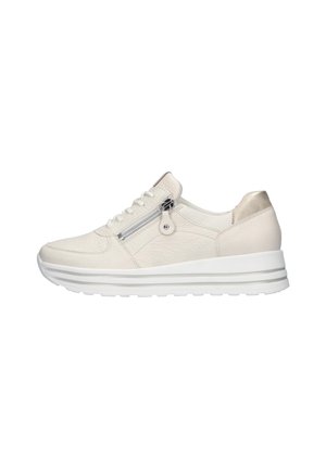 Hvid lædersneaker med tyk hvid sål, snørefront, sidelåse og metallisk detalje på hælen.