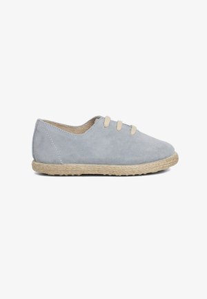 Chaussures en suède gris avec deux lacets beiges, bout rond et semelle en jute tressé. Design à profil bas avec une texture lisse.
