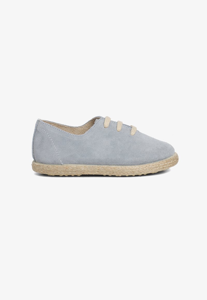 Chaussures en suède gris avec deux lacets beiges, bout rond et semelle en jute tressé. Design à profil bas avec une texture lisse.