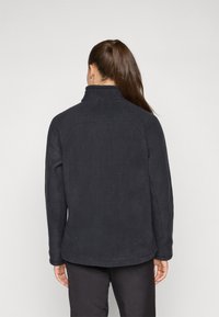 Musthave mustra, lukuga pikine, pikad varrukad, lõdva lõikega, tekstureeritud pind, siledad õmblused, keskmise pikkusega selg, nähtava riistvarata.