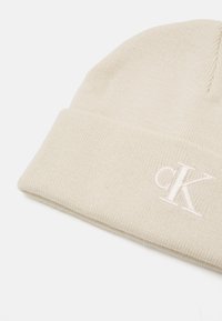 Calvin Klein Jeans MONOGRAM EMBRO BEANIE - Beanie - birch