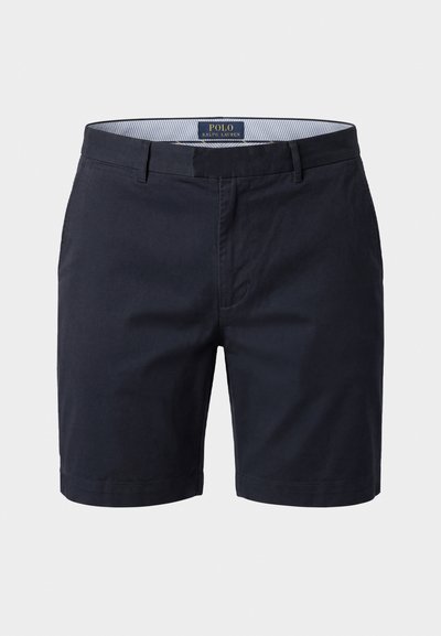Μπλε σκούρο ανδρικό σορτς Polo Ralph Lauren με θηλιές για ζώνη, μπροστινές τσέπες και ριγωτή εσωτερική επένδυση μέσης.