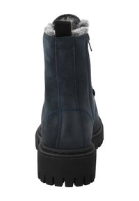 Stivaletto alla caviglia in camoscio blu navy con fodera in pelliccia sintetica, suola in gomma nera e cerniera posteriore. Dotato di linguetta sul retro. Finitura strutturata.