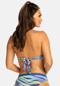 Kolorowy zestaw bikini z wielokolorowym wzorem fal. Góra ma projekt na szyję, a dół posiada jednolity niebieski pasek. Widoczny detal wiązania z tyłu.