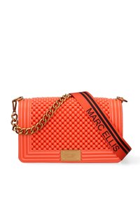 Oranje handtas met een gestructureerde textuur, gouden ketting en een verstelbare strap met rood en zwart gestreept design, met een gladde, gestructureerde vorm en logo plaat.