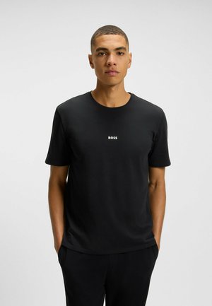 Sort bomulds T-shirt med rund halsudskæring og korte ærmer, der har et lille hvidt "BOSS" logo på brystet. Glat tekstur.