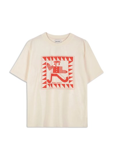 Krémové tričko s krátkým rukávem, které obsahuje červený geometrický grafik, orámovaný čtvercovým vzorem a textem ve spodní části.