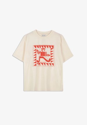 Krämfärgad t-shirt med korta ärmar som har en röd grafisk design med geometriska former och en fantasifull figur i mitten. Mjuk bomullsmaterial.