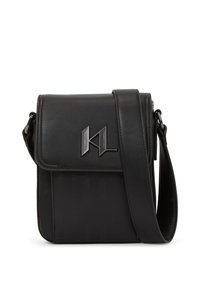 Borsa a tracolla nera in pelle liscia con un motivo a logo testurizzato e una chiusura a patta magnetica. Caratterizzata da una tracolla regolabile e hardware lucido.