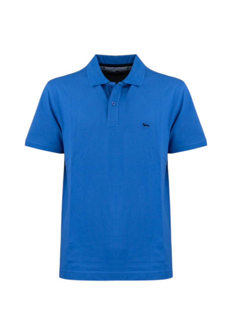 Polo shirt in cotone blu con colletto classico, maniche corte e un piccolo logo nero sul lato sinistro del petto. Tessuto liscio, design semplice.