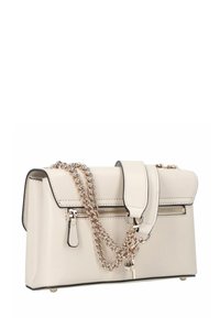 Bolso beige con un diseño estructurado, que cuenta con una correa de cadena plateada desmontable, un bolsillo con cremallera en la parte frontal y cierre con solapa. Textura suave y acentos mínimos.