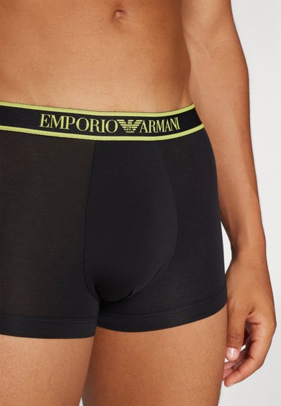 Boxer in cotone nero con fascia vita giallo-verde con logo Emporio Armani, texture liscia e design aderente.
