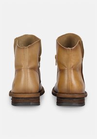 Braune Leder-Stiefeletten mit glatter Oberfläche, abgerundeter Spitze und niedrigem, gestapeltem Absatz. Mit einem Reißverschluss hinten und genähten Details.