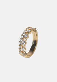 Anello d'oro con una fila di pietre preziose chiare incastonate, design della banda arrotondata, finitura lucida, con una texture liscia e brillante.