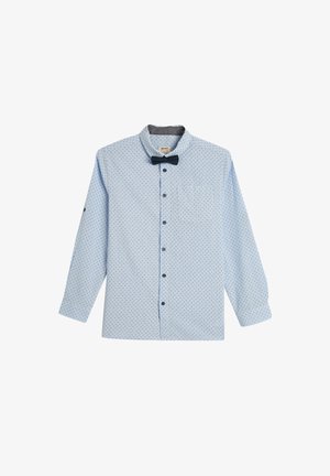 Helles blaues Langarmhemd mit kleinen navyblauen Punkten, einer dunkelblauen Fliege, Knopfverschluss und einer Brusttasche. Glatte Stofftextur.