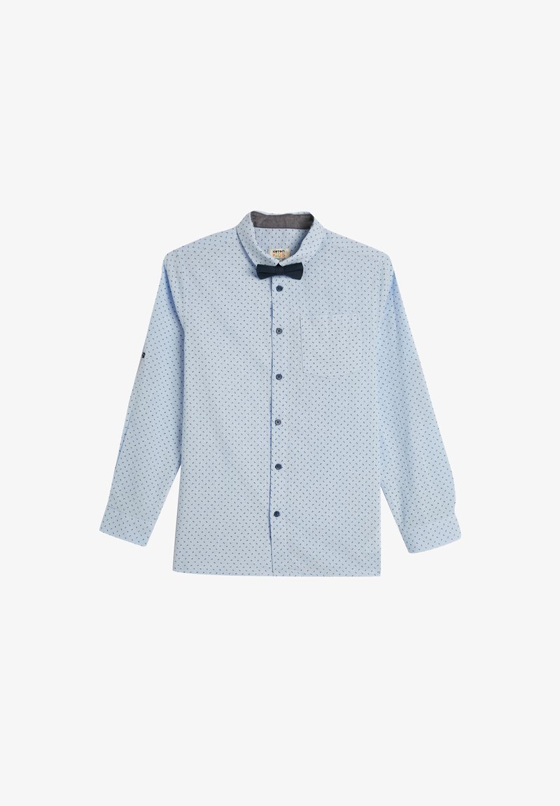 Helles blaues Langarmhemd mit kleinen navyblauen Punkten, einer dunkelblauen Fliege, Knopfverschluss und einer Brusttasche. Glatte Stofftextur.