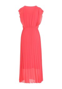 Robe corail plissée dotée d'un col rond et de manches évasées avec une taille cintrée, créant une silhouette fluide.