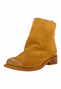 Tanfarvet ruskind ankle boot med rund tå, lav træsål og glat sål, vist i venstre vinkel på hvid baggrund.