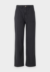 Pantalons noirs à jambe large en tissu léger, dotés d'une fermeture à bouton, de deux poches avant et d'une texture lisse.