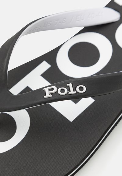 Mustad must sandaalid, millel on tekstureeritud tallad ja bränditud rihm, millel on hõbedane "Polo" logo. Mõeldud meeste suurustele US 7-8 / EU 40-44.