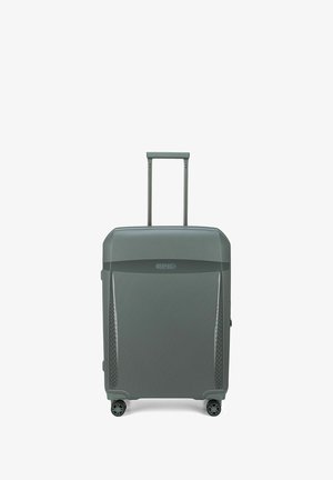 Valise rigide grise avec un motif texturé, poignée rétractable et quatre roulettes pivotantes pour une mobilité optimale. Présente une marque sur le devant.