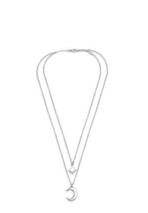Collier en argent à plusieurs couches comportant deux chaînes. La première a un pendentif en forme de croissant de lune, et la seconde a un pendentif en forme d'étoile.