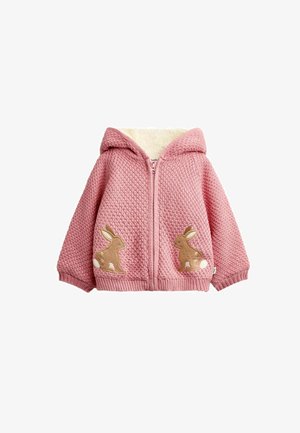 Rosa gestrickte Kleinkinderjacke mit Kapuze, Frontreißverschluss und zwei braunen Hasen-Patches an den Taschen, innen mit weichem cremefarbenem Stoff gefüttert.
