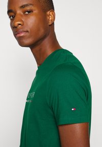 Tommy Hilfiger NEW YORK TEE - Triko s potiskem - prep green