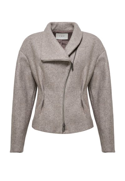 Chaqueta de mezcla de lana gris con un amplio cuello, cremallera frontal asimétrica y dos bolsillos laterales. Líneas limpias y textura suave.