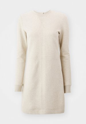 Vestido longo de manga longa em bege claro com um tecido texturizado, apresentando um decote redondo e costuras detalhadas na frente e nas mangas.
