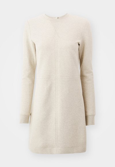 Ljusbeige långärmad klänning i texturerat tyg, med en rund halsringning och sömmar som går ner längs framstycket och ärmarna.