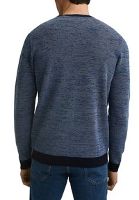 Granatowy sweter dzianinowy z teksturowanym wzorem, ściągaczowymi mankietami i dołem oraz okrągłym dekoltem. Posiada długie rękawy i luźny krój.