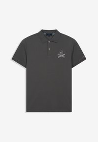 Polo de color gris oscuro hecho de una tela texturizada, con un logo de calavera y huesos cruzados en el lado izquierdo del pecho y un pequeño logo en la manga.