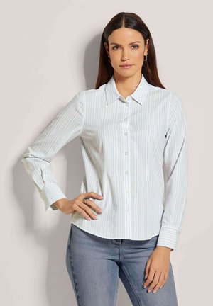 Gestreiftes Button-Down-Hemd in Hellblau und Weiß, mit klassischem Kragen, langen Ärmeln und einer glatten Stofftextur.