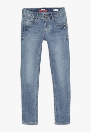 Jean slim-fit bleu en denim avec des détails délavés, cinq poches, fermeture bouton et zip, et une petite étiquette drapeau italien sur la poche avant droite.